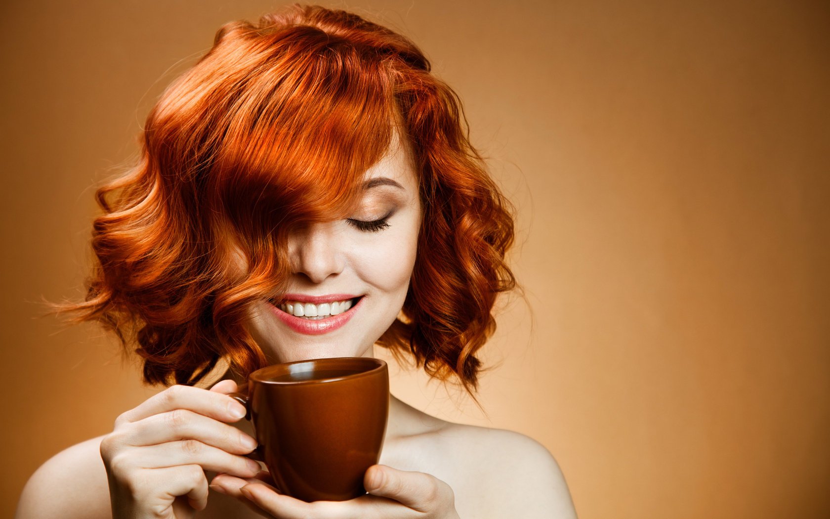 sourire fille café coifure rousse