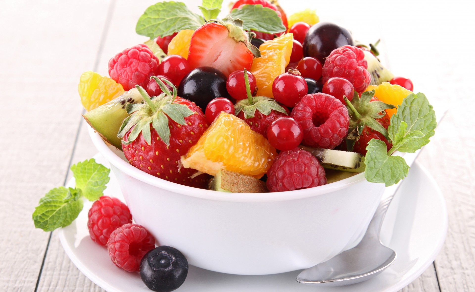 himbeeren blaubeeren obst beeren kiwi orange salat