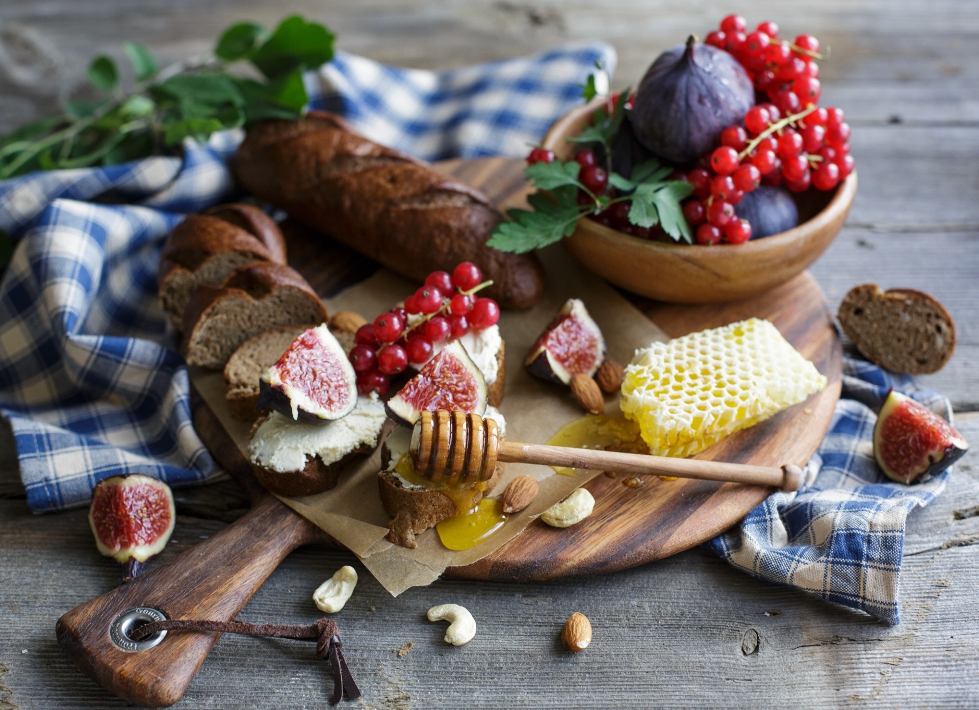 feigen brot rote johannisbeeren bett honig