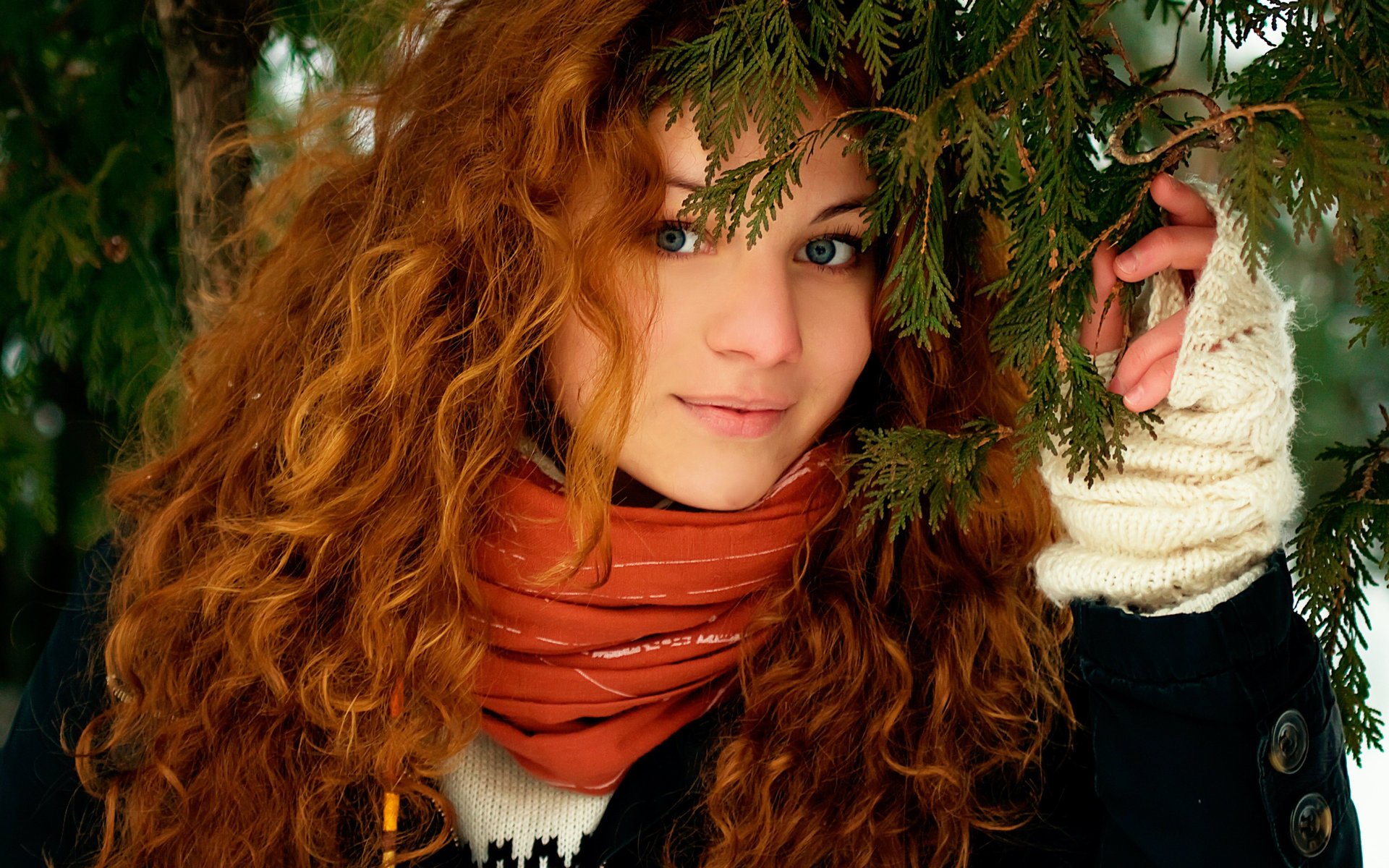 ragazza natura capelli rosso viso sguardo sorriso