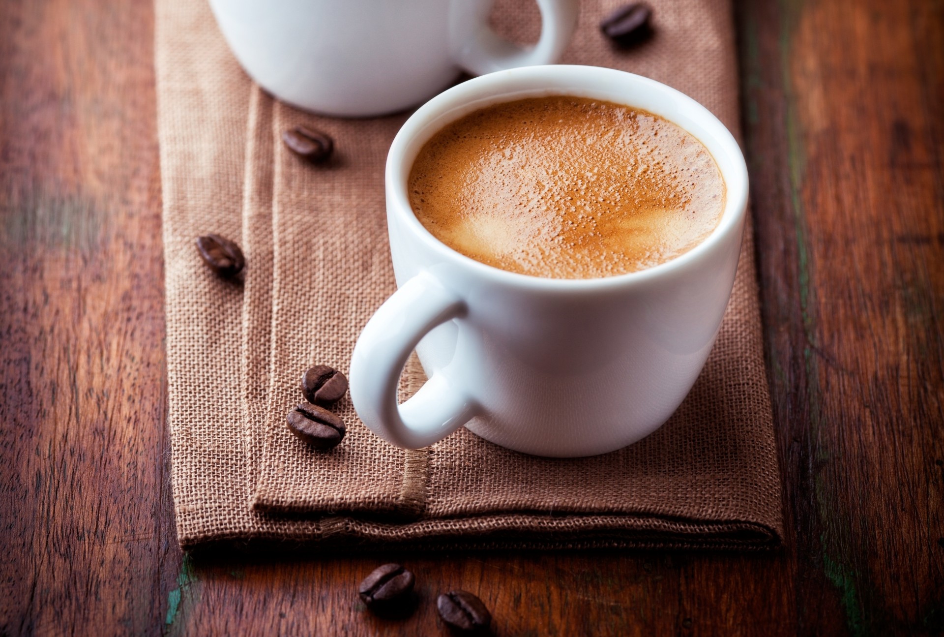 café mousse grains tasses table blanc