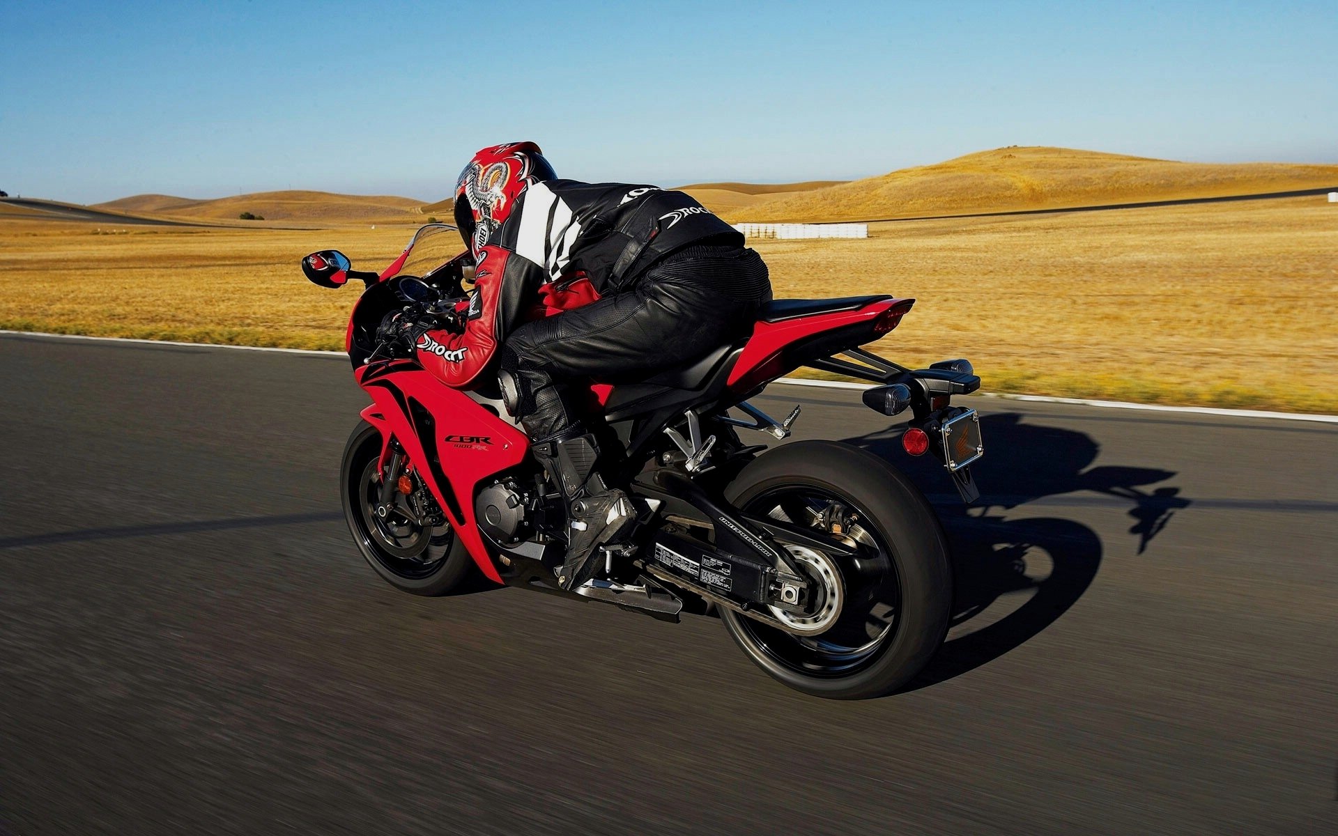 tor sportbike czerwony garnitur ochrony kask prędkość adrenaliny