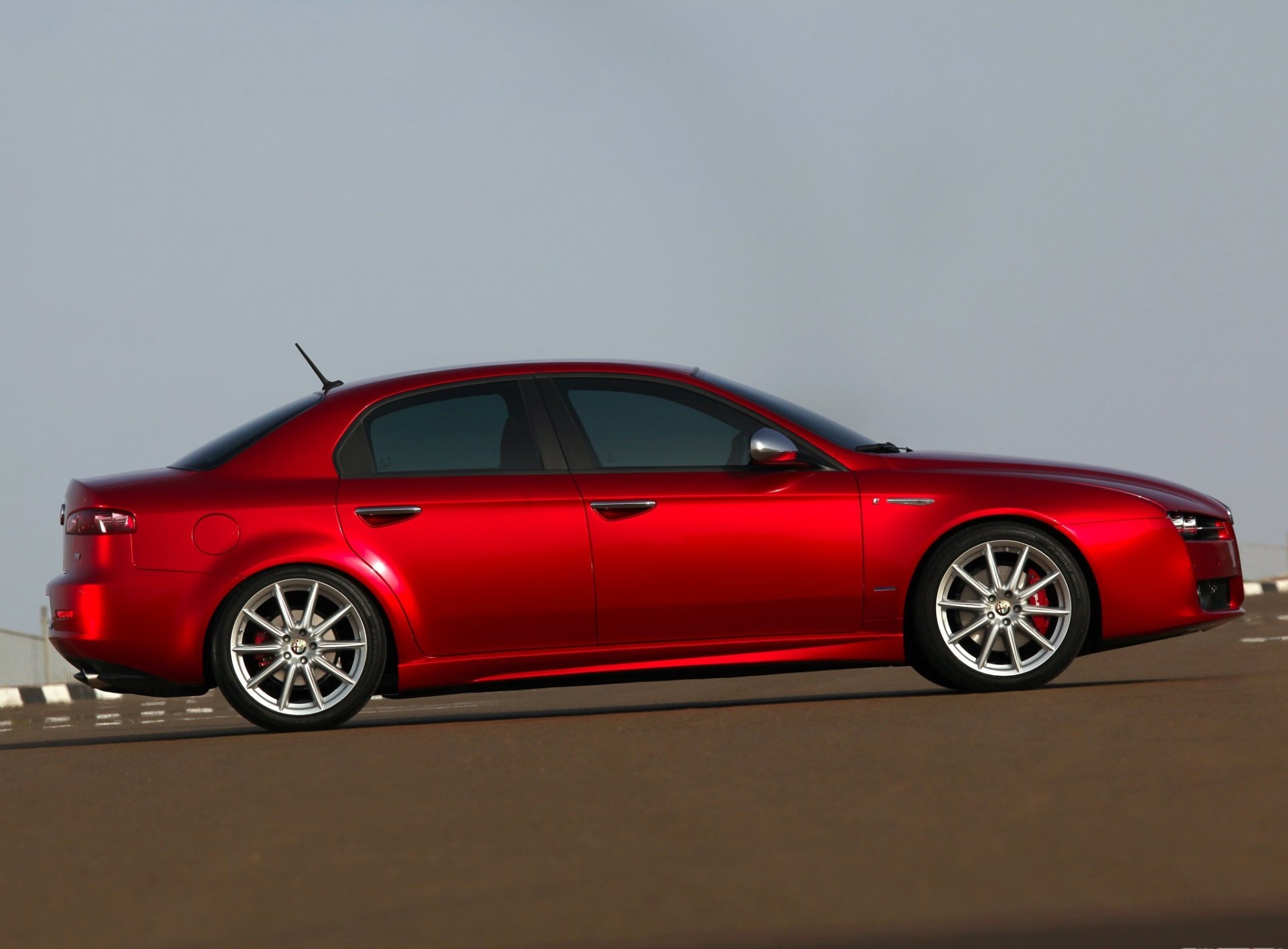 alfa romeo coches fondo rojo