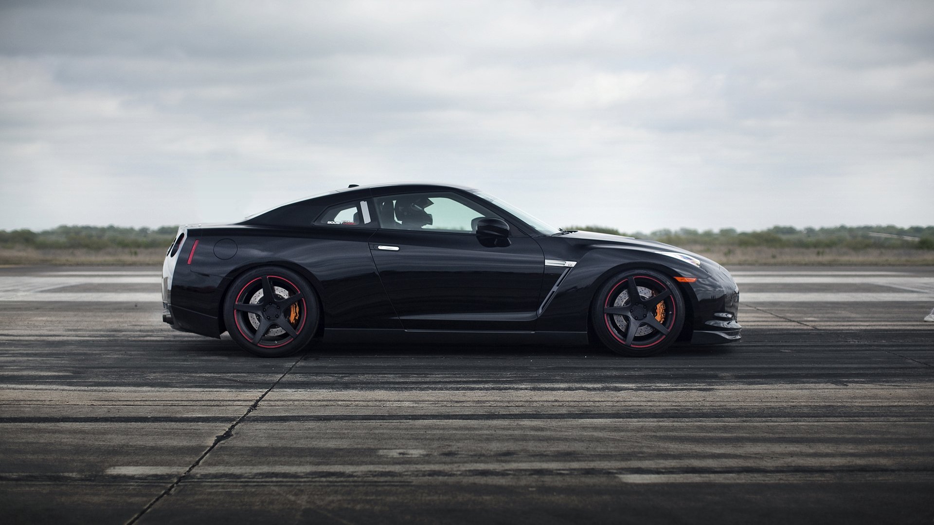 nissan gtr on the track