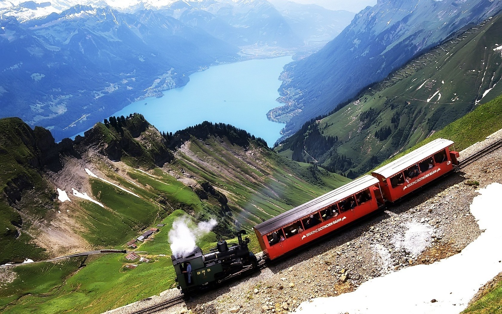 locomotora montañas lago