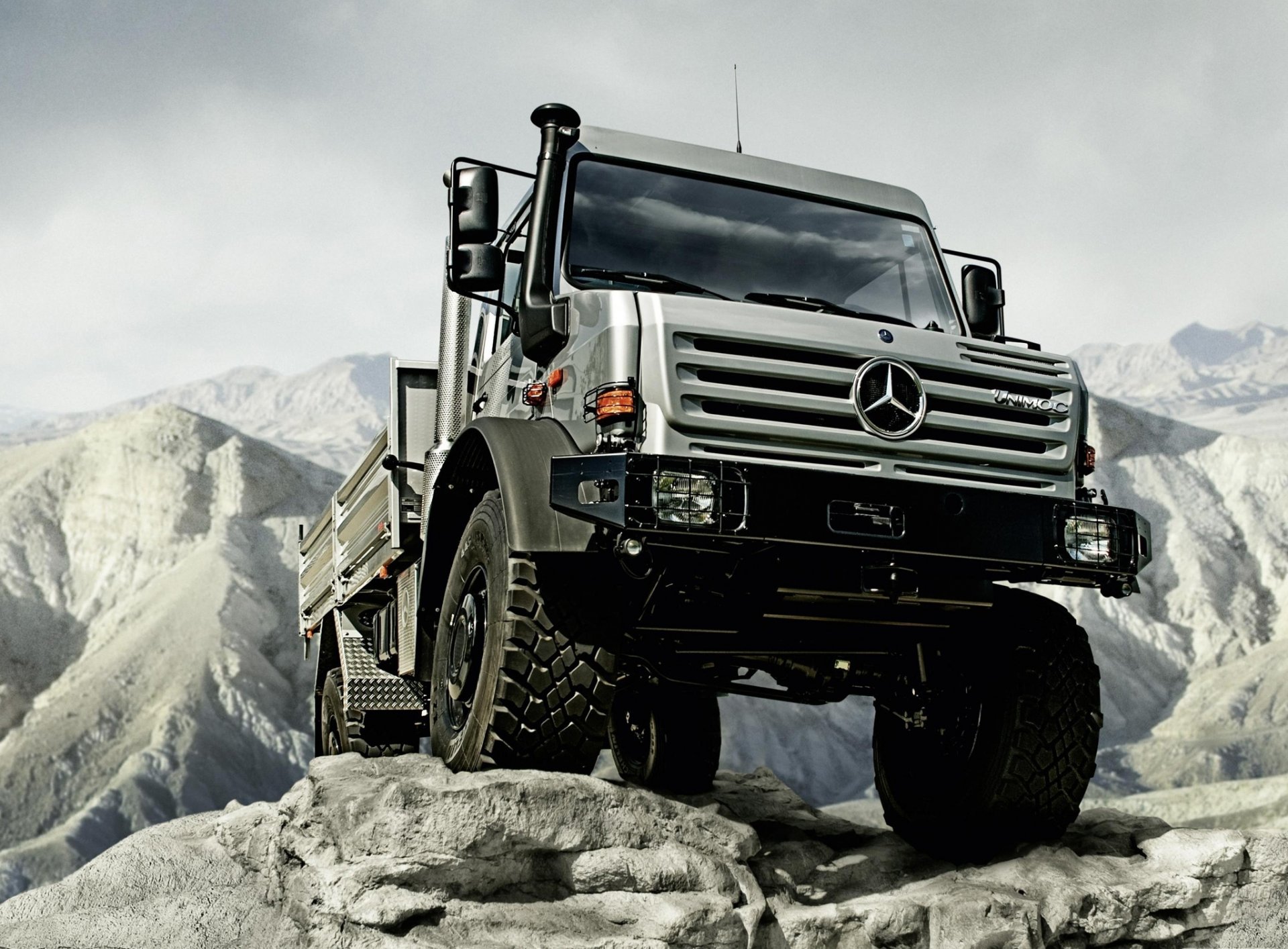 mercedes-benz unimog background wallpaper