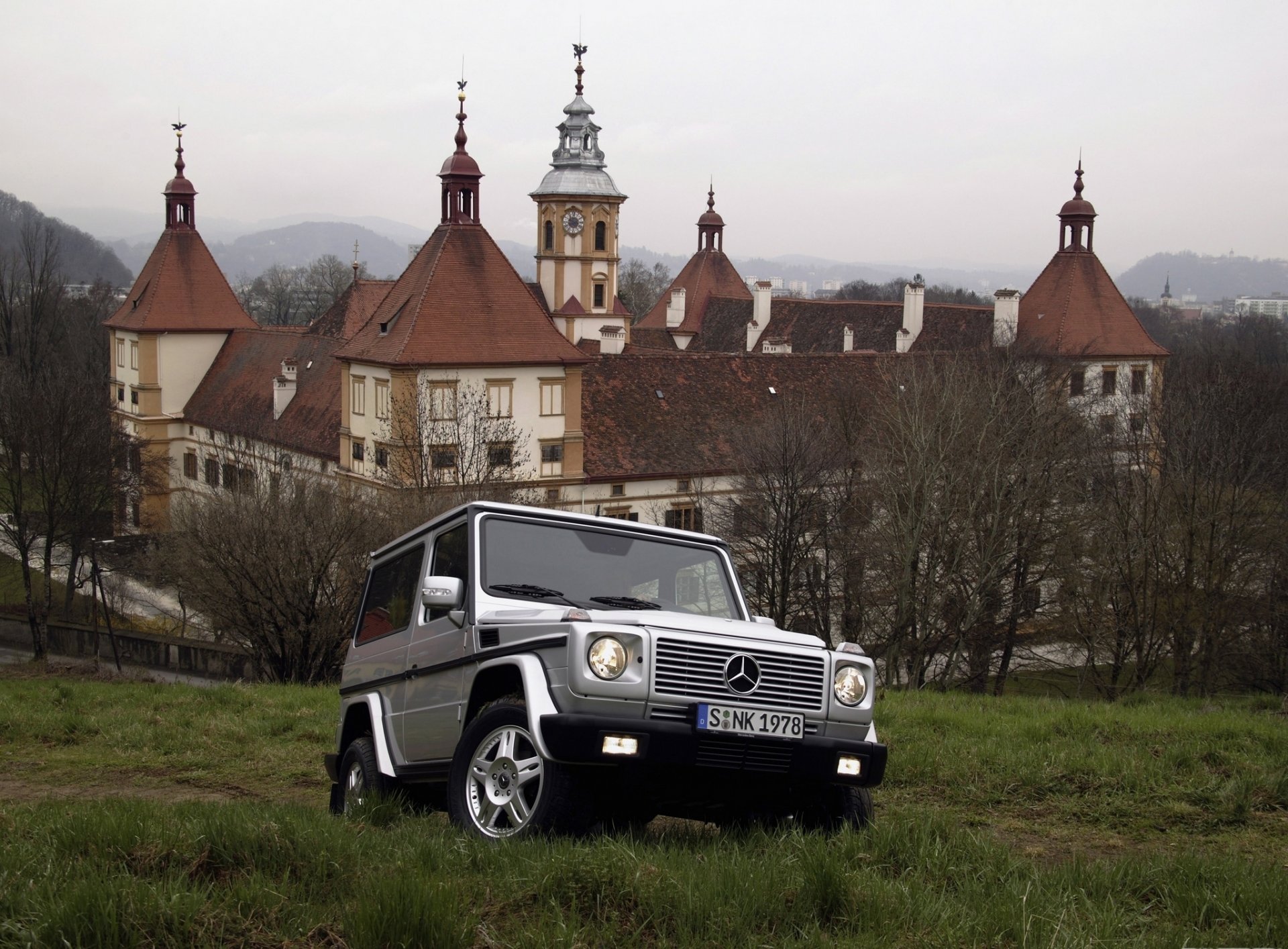 машины mercedes-benz гелик здание серый