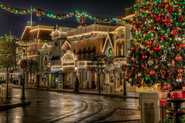 Ciudad en Nochebuena. Árbol de Navidad, luces, iluminaciones