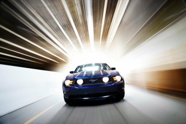 Blauer Ford Mustang mit Geschwindigkeit