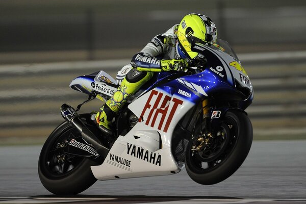 Moto de carreras en movimiento en una rueda