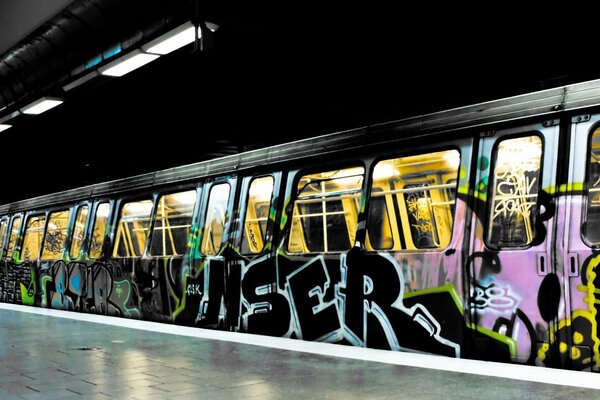 Train de métro magnifiquement décoré avec des graffitis