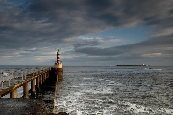 Mer agitée et phare