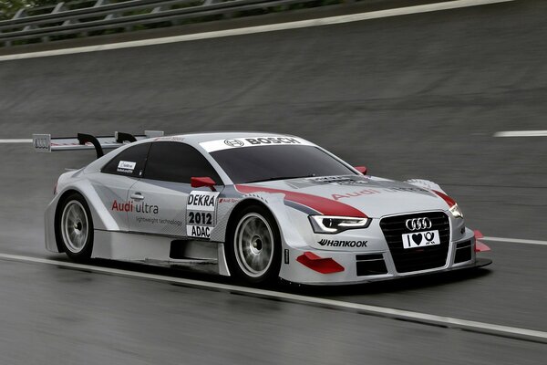 Audi plateado en la pista de carreras a velocidad