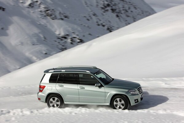 Mercedes sulla strada di montagna in inverno