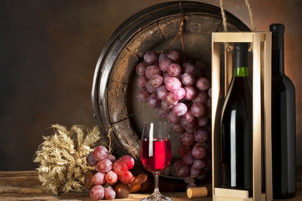 Bouteille de vin avec une grappe de raisin