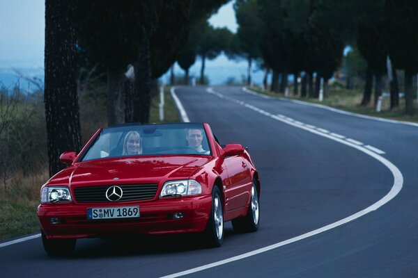 Voiture rouge Mercedes Benz sur la route