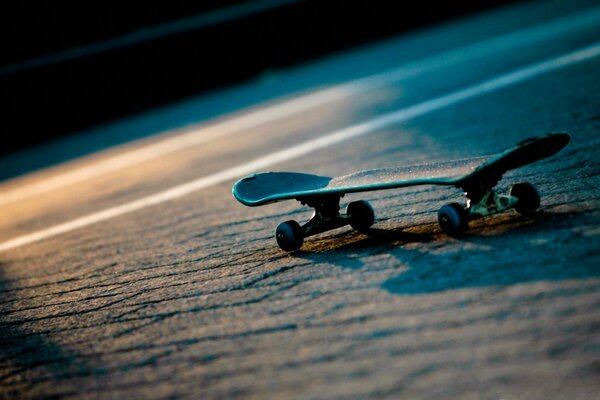 Skate solitaire sur la route de nuit