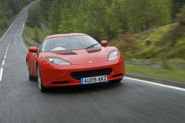 Lotus Évora rojo en la pista