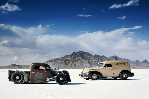 Два старичка в пустыне с облаками