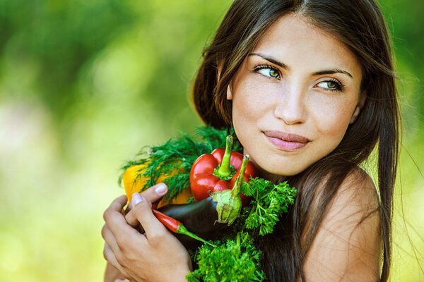 Ragazza con le verdure ed il sorriso elegante