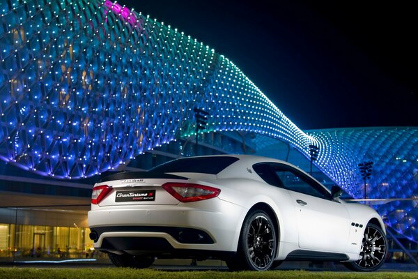 Coche nocturno a la luz de las luces de la ciudad