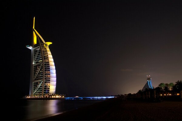 Fotografía nocturna de un edificio iluminado en Dubai