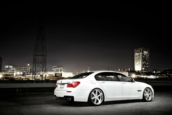 BMW blanc sur fond de paysage urbain. Lumières de nuit