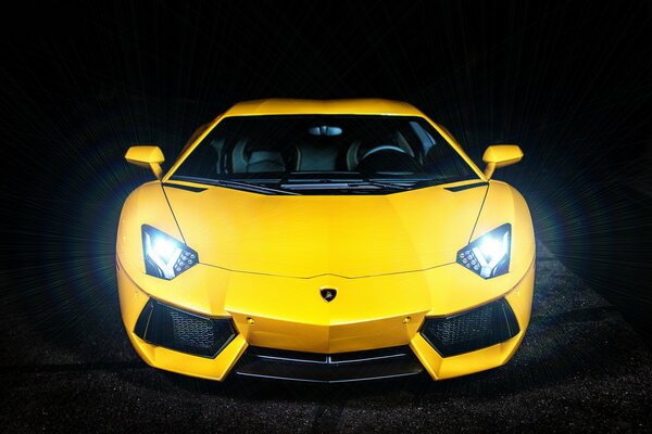 Lamborghini jaune brille phares dans la nuit