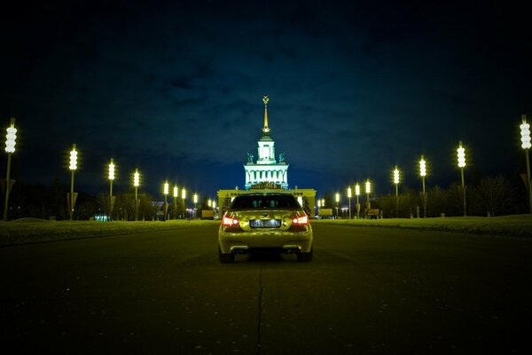 Дом и машина на проспекте вечерней Москвы
