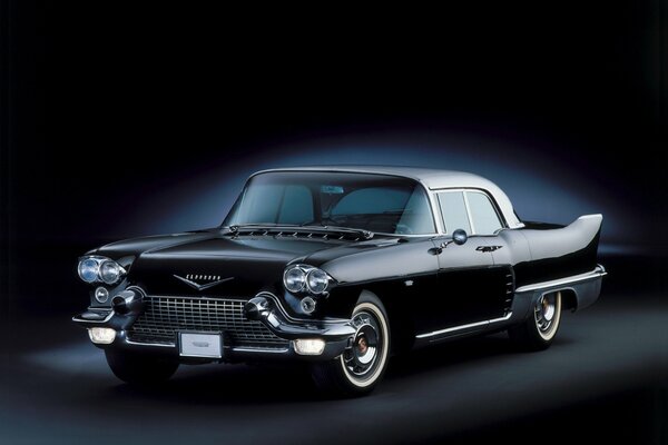 Cadillac retro negro sobre fondo negro