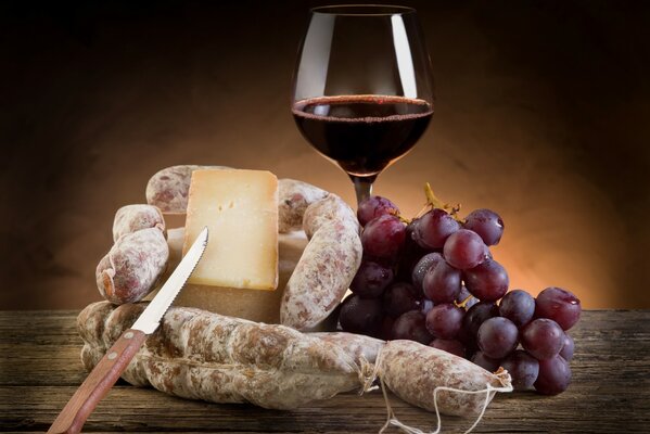 Rotwein mit Trauben und Käse