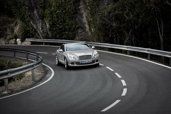 Bentley che entra in curva in pista