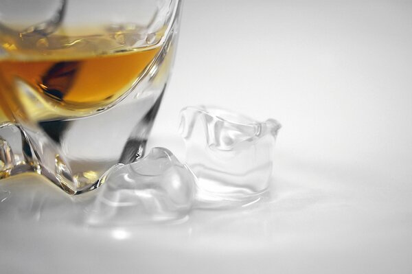 Un verre de whisky avec de la glace à côté de lui