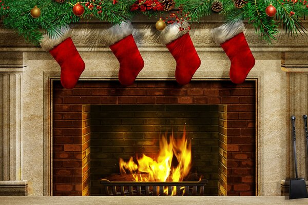Новогоднее изображение пылающего камина с красными носками для подарков