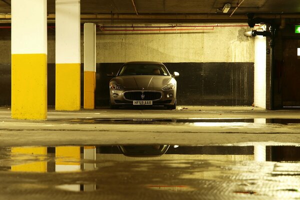 Auf dem Parkplatz in der Garage steht das teuerste Auto