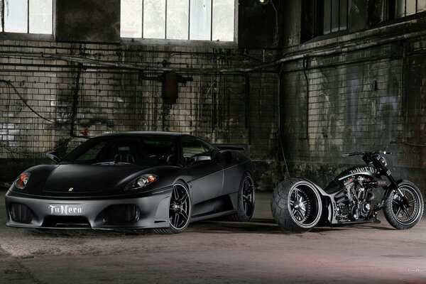 Schwarze Ferrari-Maschine und Motorrad