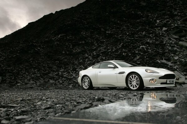 Aston martin und auf dem Schrottplatz - aston martin