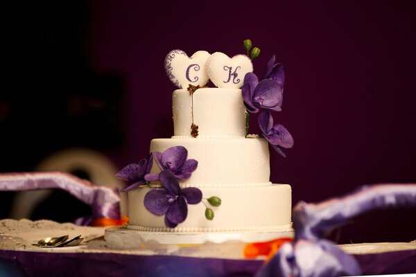 Delicioso pastel de bodas con iniciales
