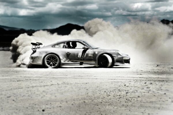 Porsche revs on sand in the desert