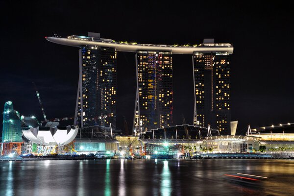 Hotel-barco en Singapur en una foto nocturna