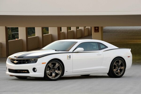 Camaro de color blanco En el estacionamiento por encima del Suelo