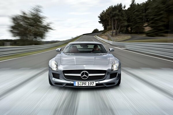 Mercedes-Benz SLS AMG a toda velocidad