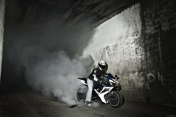 Motocykl Suzuki ślizga się z wielkim dymem