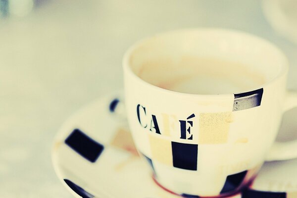 Caffè mattutino bevuto con latte