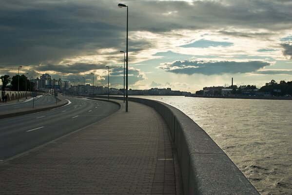 Schöne St. Petersburger Uferpromenade in der Nähe der Newa