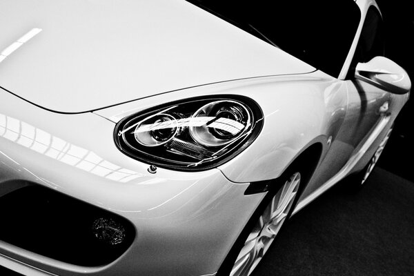 Peinture en noir et blanc d une voiture Porsche cayman