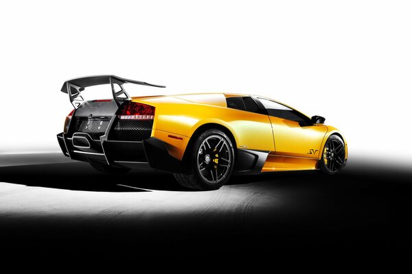 Voiture de sport marque Lamborghini vue arrière latérale