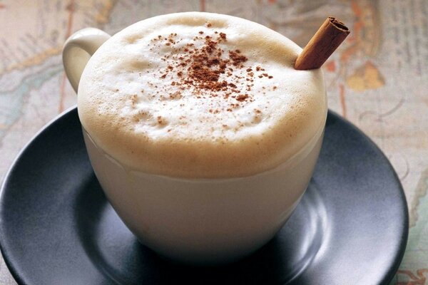 Café fraîchement moulu avec mousse et cannelle