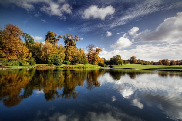 Im Herbst spiegelt sich der Fluss im blauen Himmel wider