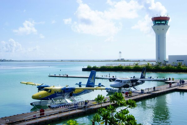 Llegada de aviones al aeropuerto de Maldivas